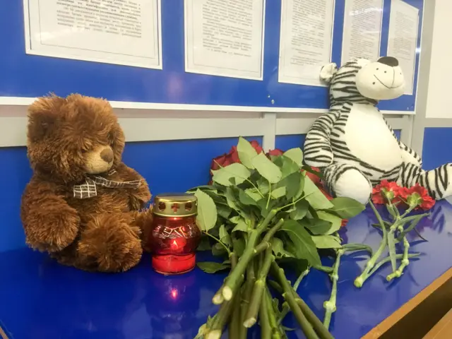 Цветы, игрушки и свечи в аэропорту Мурманска