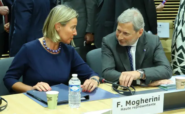 Mogherini (solda) ve Hahn