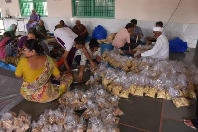 જામનગરમાં ફૂડ પૅકેટની તૈયારીઓ
