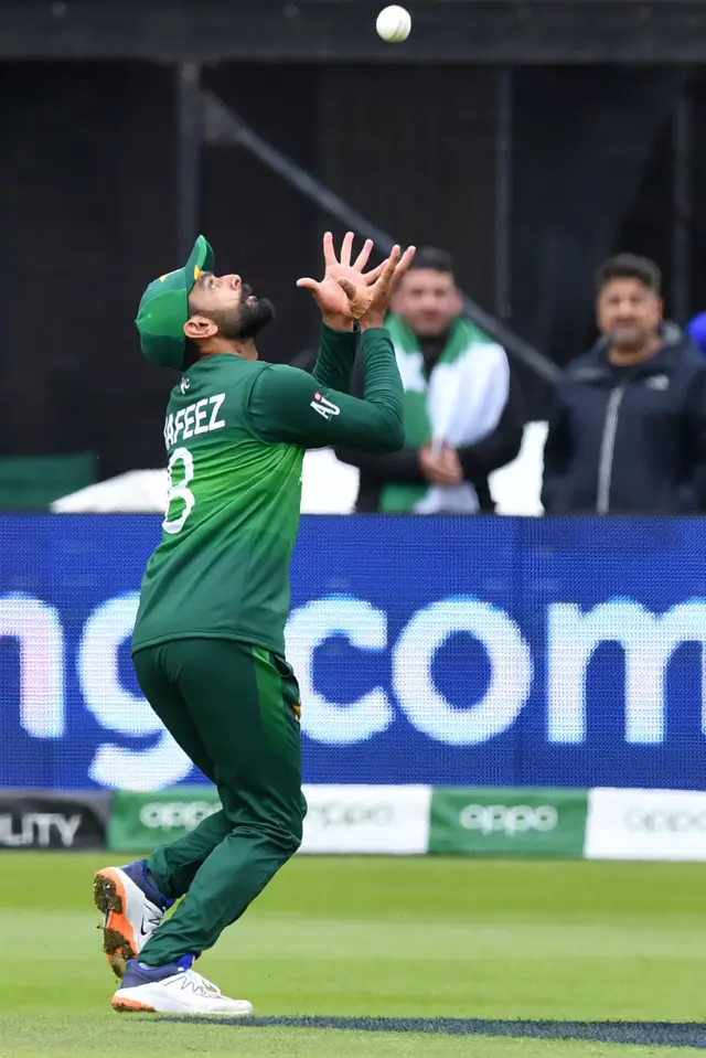 محمد حفیظ نے فنچ کا کیچ پکڑا