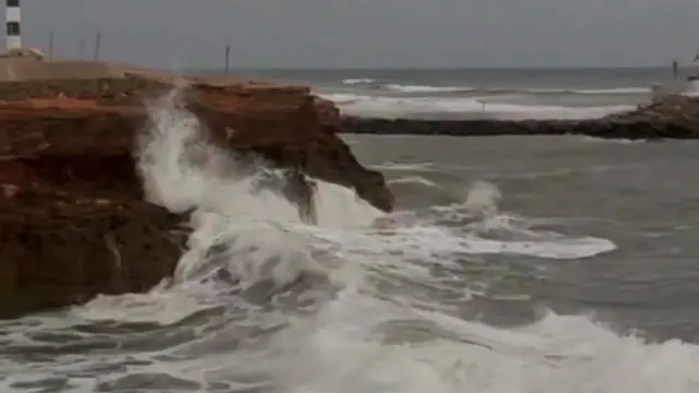 દરિયાકિનારે ઊછળી રહેલાં મોજાં