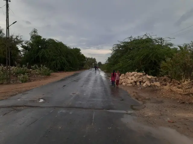 વાવાઝોડા પહેલાં વરસાદ શરૂ