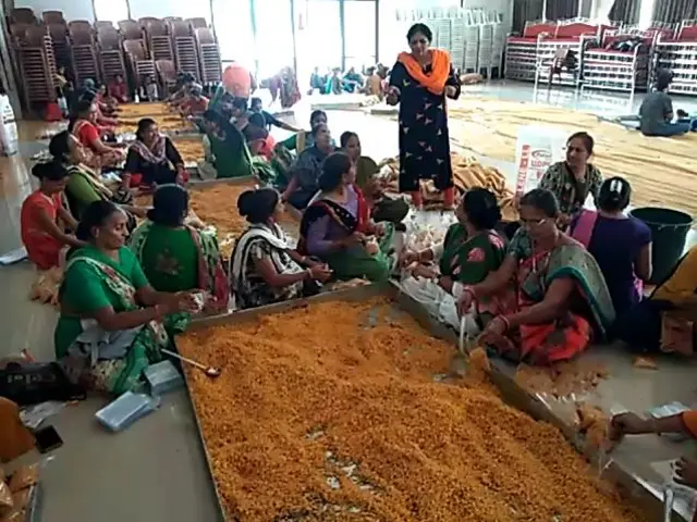 રાજકોટમાં ફૂડ પૅકેટ બનાવાઈ રહ્યા છે