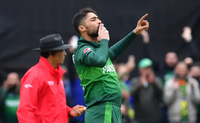 محمد عامر فنچ کی وکٹ لینے کے بعد