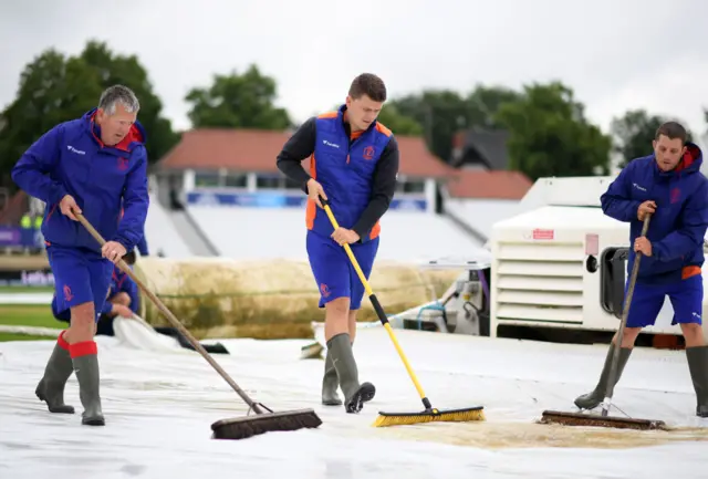 میدان سے پانی صاف کیا جا رہا ہے