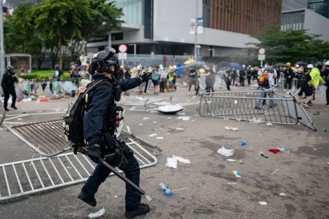 香港警察喷射催泪喷雾
