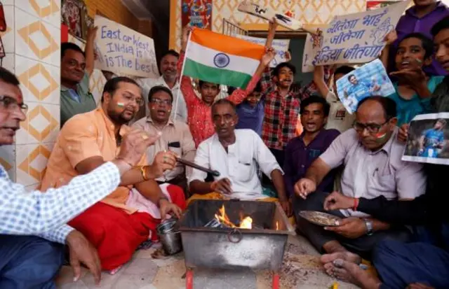 ક્રિકેટ સમર્થકોની તસવીર