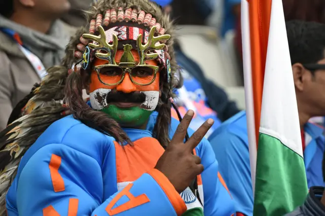 ਭਾਰਤ-ਪਾਕਿਸਤਾਨ ਦਾ ਮੈਚ ਦੇਖਣ ਵੱਖਰੇ ਅੰਦਾਜ਼ ਵਿੱਚ ਆਏ ਇੱਕ ਦਰਸ਼ਕ