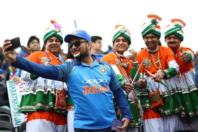 ગુજરાતી મૂળનાં ભારતીય સમર્થકોની તસવીર.