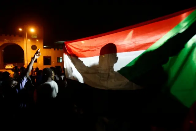 متظاهرون أمام مقر القيادة العليا للجيش