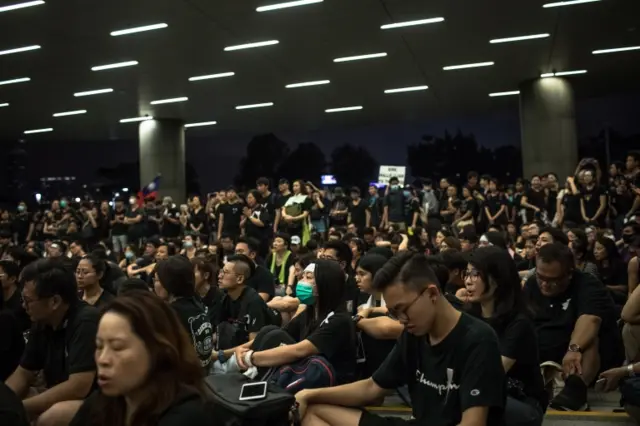 遊行人士在立法會大樓的示威區留守