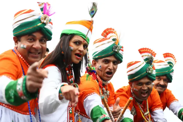 ગુજરાતી મૂળનાં ભારતીય સમર્થકોની તસવીર.