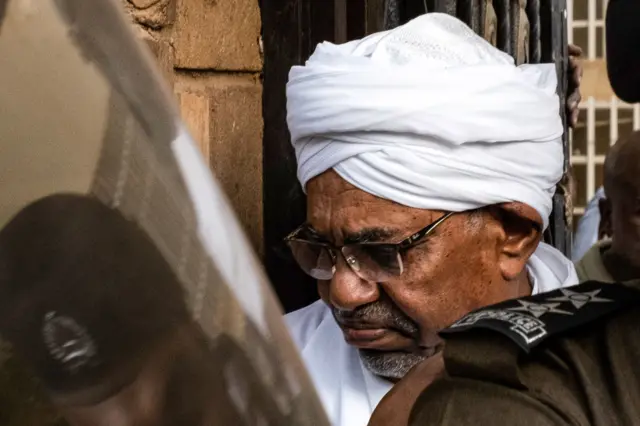 المجلس العسكري السوداني يقيل النائب العام عقب أيام من توجيه تهم فساد للرئيس السابق
