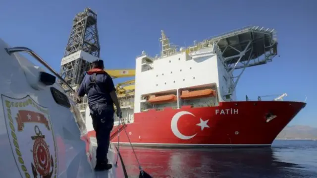 Türkiye'nin ilk sondaj gemisi Fatih, Kıbrıs açıklarında faaliyetlerine başlamış durumda. AB, Ankara'ya 'Kıbrıs'ın egemenlik hakları ihlâl edilmemeli' çağrısı yaparken, Türkiye AB'yi çözüme katkı koymamakla suçluyor.