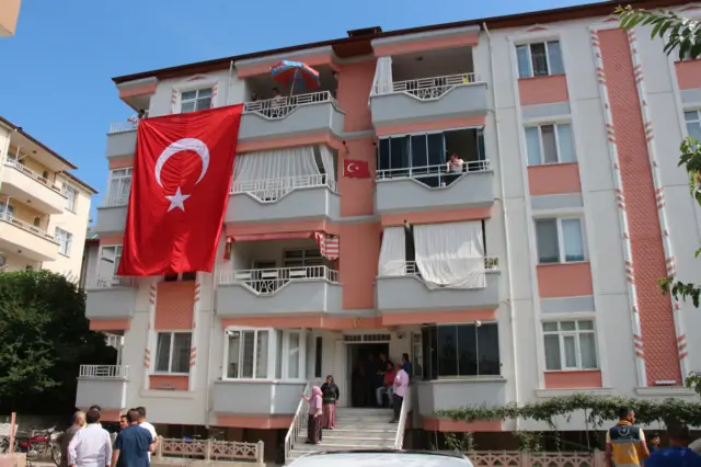 Yıldırım'ın ailesinin Tokat Erbaa'daki evine Türk bayrağı asıldı