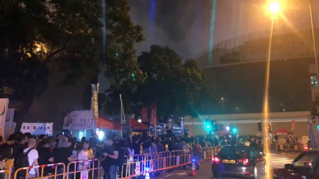 香港市民排隊進入晚會場地