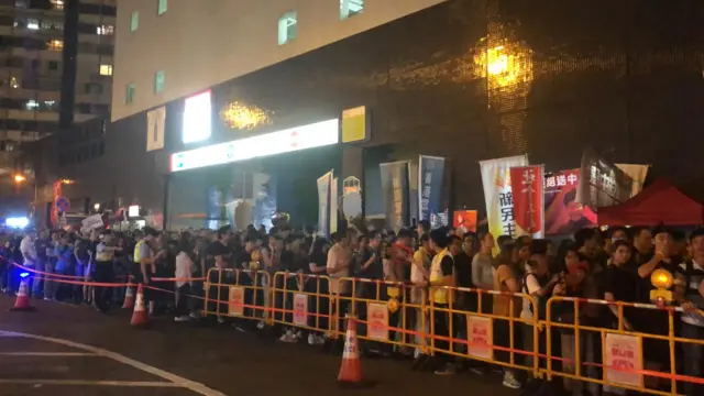 香港市民排隊進入晚會場地