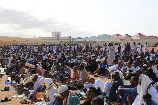 Dadweyne salaadda Ciidda ku tukanaya fagaare ku yaalla magaalada Garowe ee maamulka Puntland