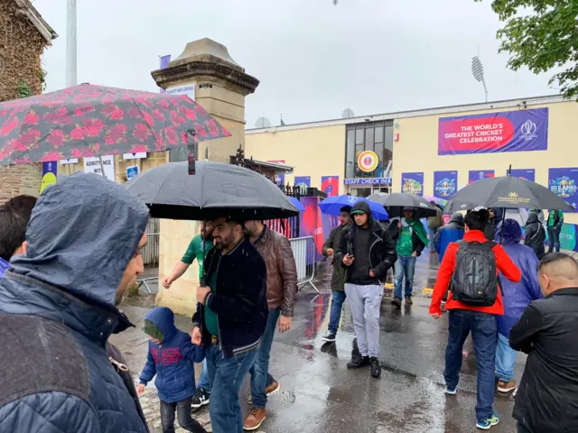 برسٹل کے باہر شائقین