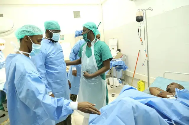 Axmed Maxamed Islaam oo booqanaya isbitaalka Kismaayo
