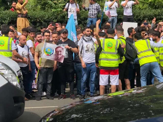 تجمع ایرانیان در برابر سفارت ایران در لندن
