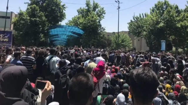 تجمع از مقابل پردیس دانشکده هنرهای زیبای دانشگاه تهران آغاز شد