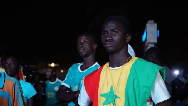Un supporter en vert jaune rouge