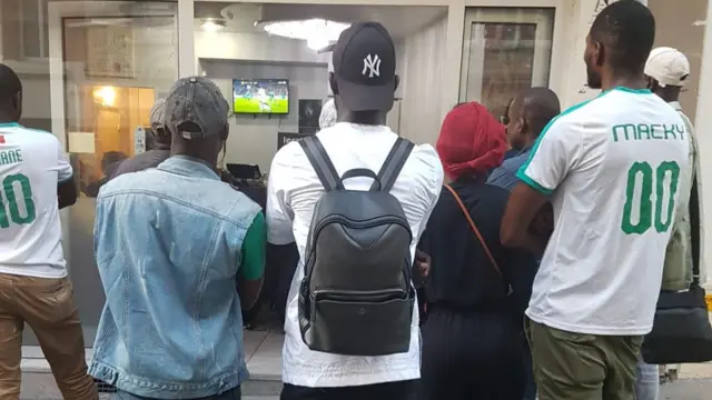 Ambiance à Paris, au 18ème, devant un restaurant sénégalais qui retransmet le match.