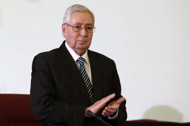 Le chef de l’Etat algérien, Abdelkader Bensalah, a effectué une visite surprise dans le vestiaire algérien.