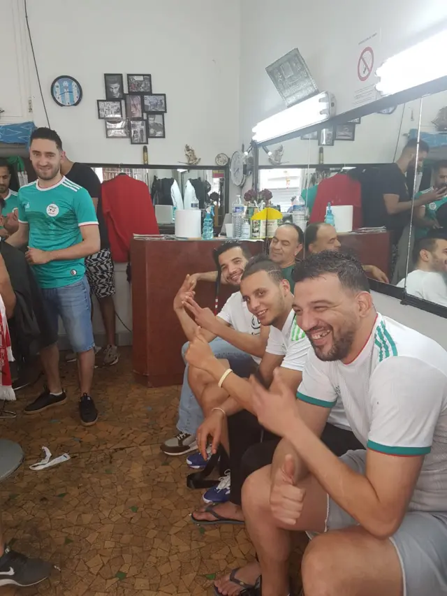 Des supporters des Fennecs, confiants et tout sourire à Paris en France !