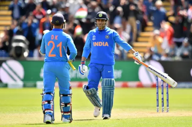 दिनेश- धोनी