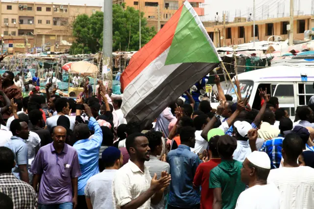 تجمع المهنيين يطالب بنقل السلطة لحكومة مدنية