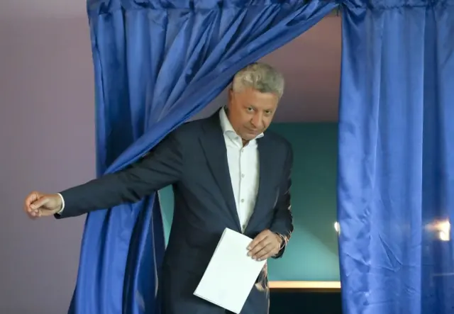 Юрій Бойко на виборчій дільниці