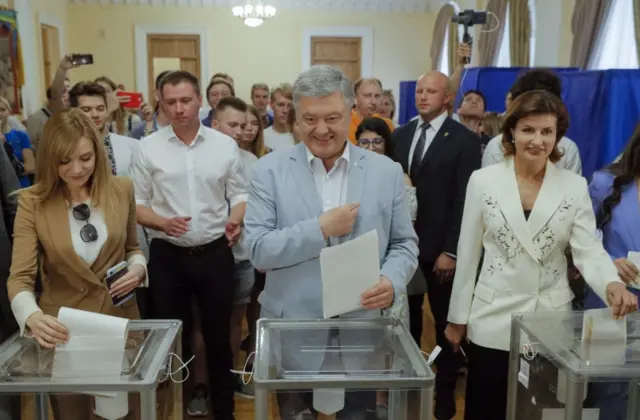 Петро Порошенко і Марина Порошенко голосують