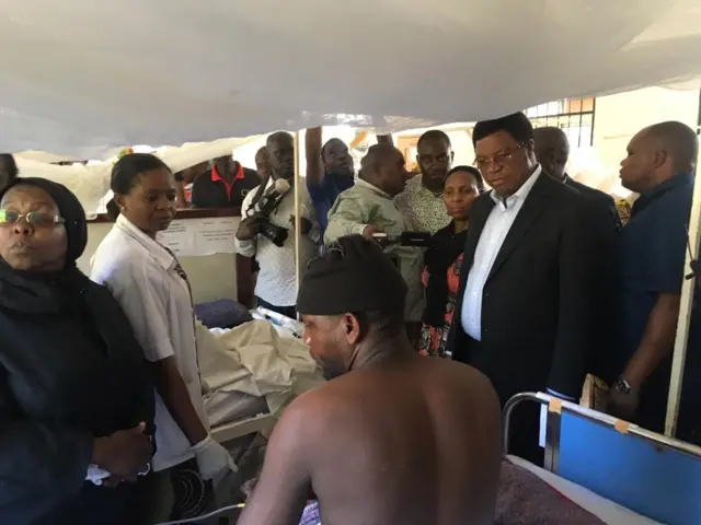 Waziri mkuu Kassim Majaliwa akiwajulia hali manusura