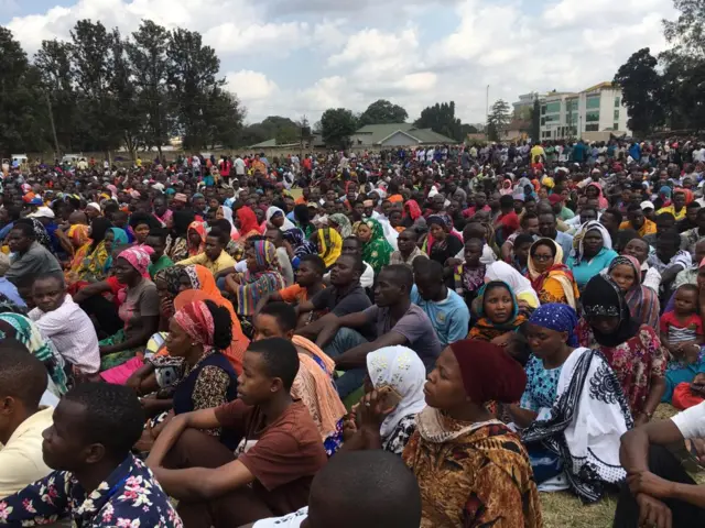 Waombolezaji walifika mapema katika uwanja wa shule ya upili ya Morogoro