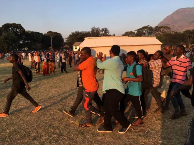 Jamaa na marafiki wabeba majeneza tayari kwa mazishi