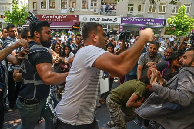 sivil polis vatandaşa yumruk atarken
