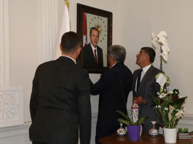 portre yerine asılırken