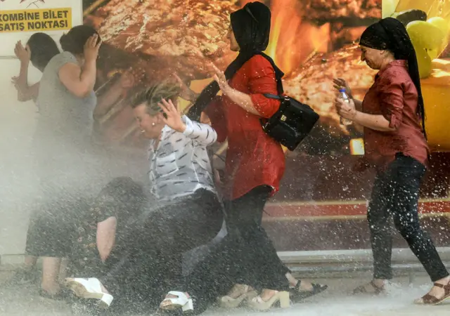 Diyarbakır'da kayyum atanmasını protesto edenler, polisin tazyikli su kullandığı müdahalesiyle karşılaşmıştı