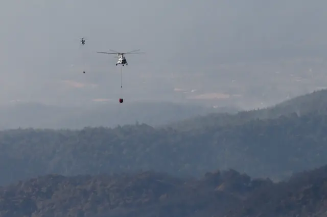 Yangına helikopterlerle müdahale edildi