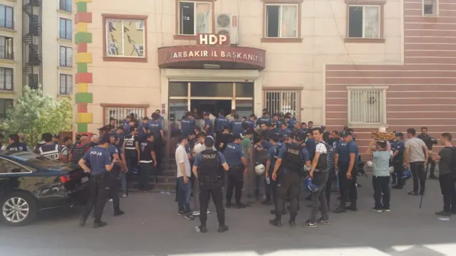 diyarbakır hdp il başkanlığı önünde polisler