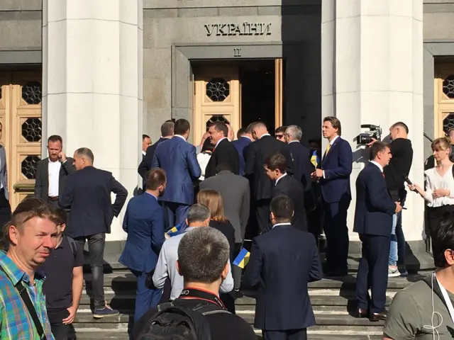 Депутати перед входом