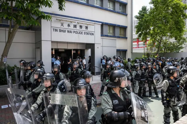 防暴警察在天水围警署前部署