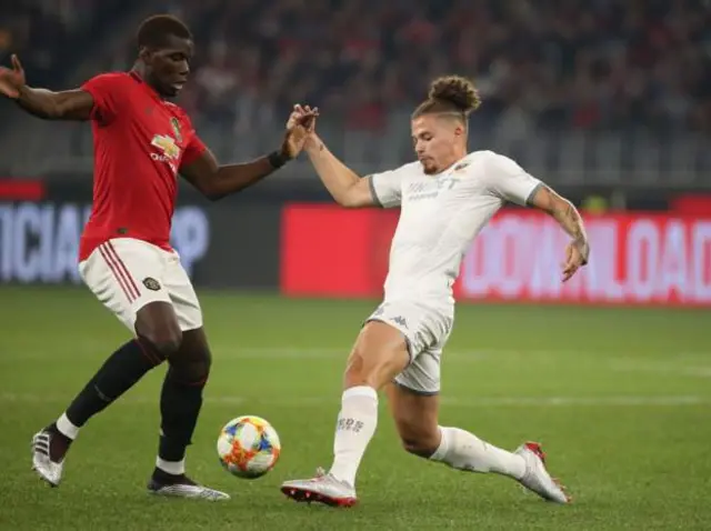 Pogba akikabiliwa na Kelvin Phillips