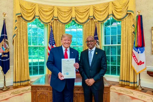 Madaxweynaha Mareykanka Donald Trump oo waraaqaha aqoonsiga ka guddoomay safiirka cusub ee Soomaaliya