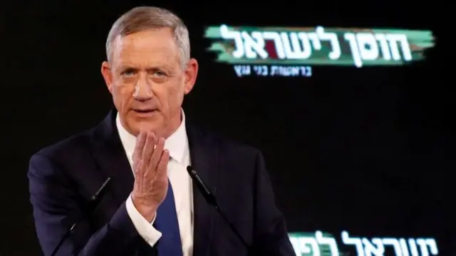Benny Gantz, madaxii hore ee ciidammada Israa'iil waxaa uu loolanka kula jiraa ra'iisul wasaare Benjamin Netanyahu