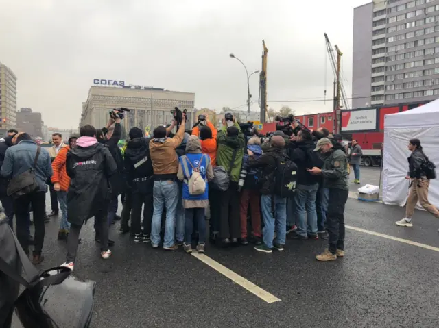 толпа вокруг навального