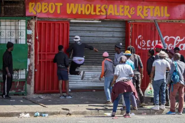 Dukaamo badan ayaa Isniintii lagu boobay magaalada Johannesburg