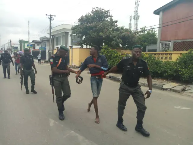 Police gbab pesin for Surulere, Lagos.